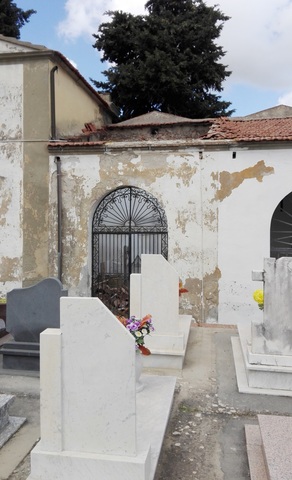 Cappella fatiscente al cimitero di San Bendetto, chiesto il ripristino